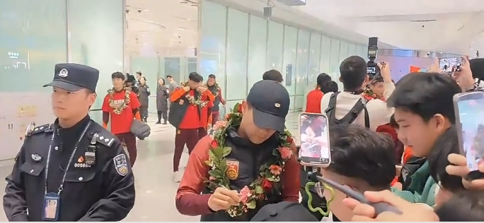 开云体育在线-U23国足载誉而归!上千球迷接机,李昊最受欢迎,球迷兴奋欢呼