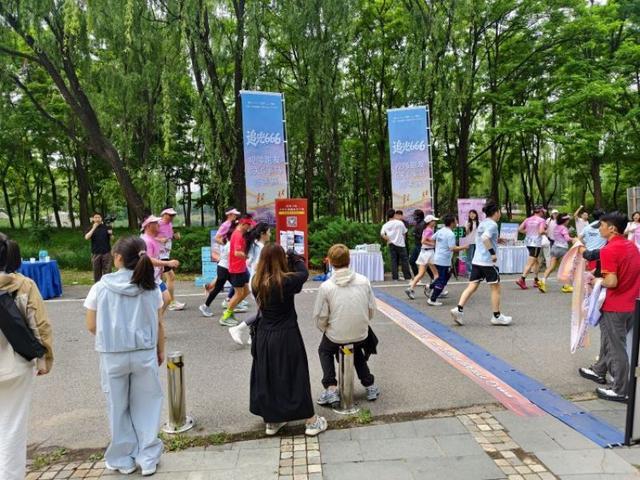 开云体育入口-一根绳子,六道光——一场让视障跑者被“看见”的六天六马挑战